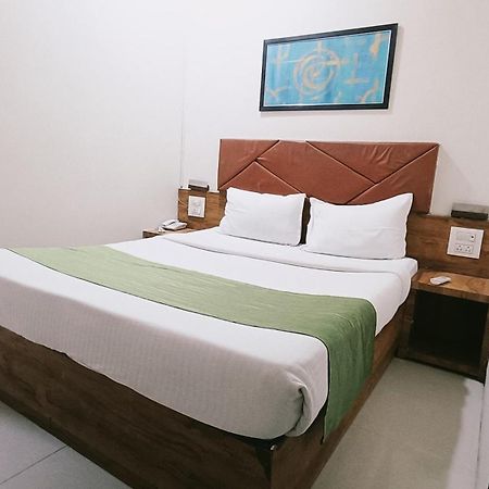 Hotel Comfort- Andheri West Mumbai Bagian luar foto
